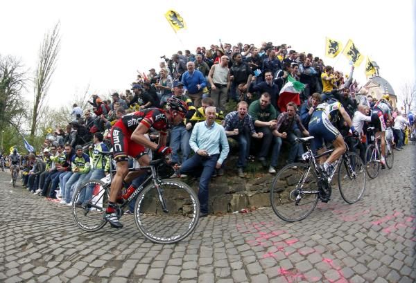 Alessandro Ballan (BMC) fights the gradient of the Muur