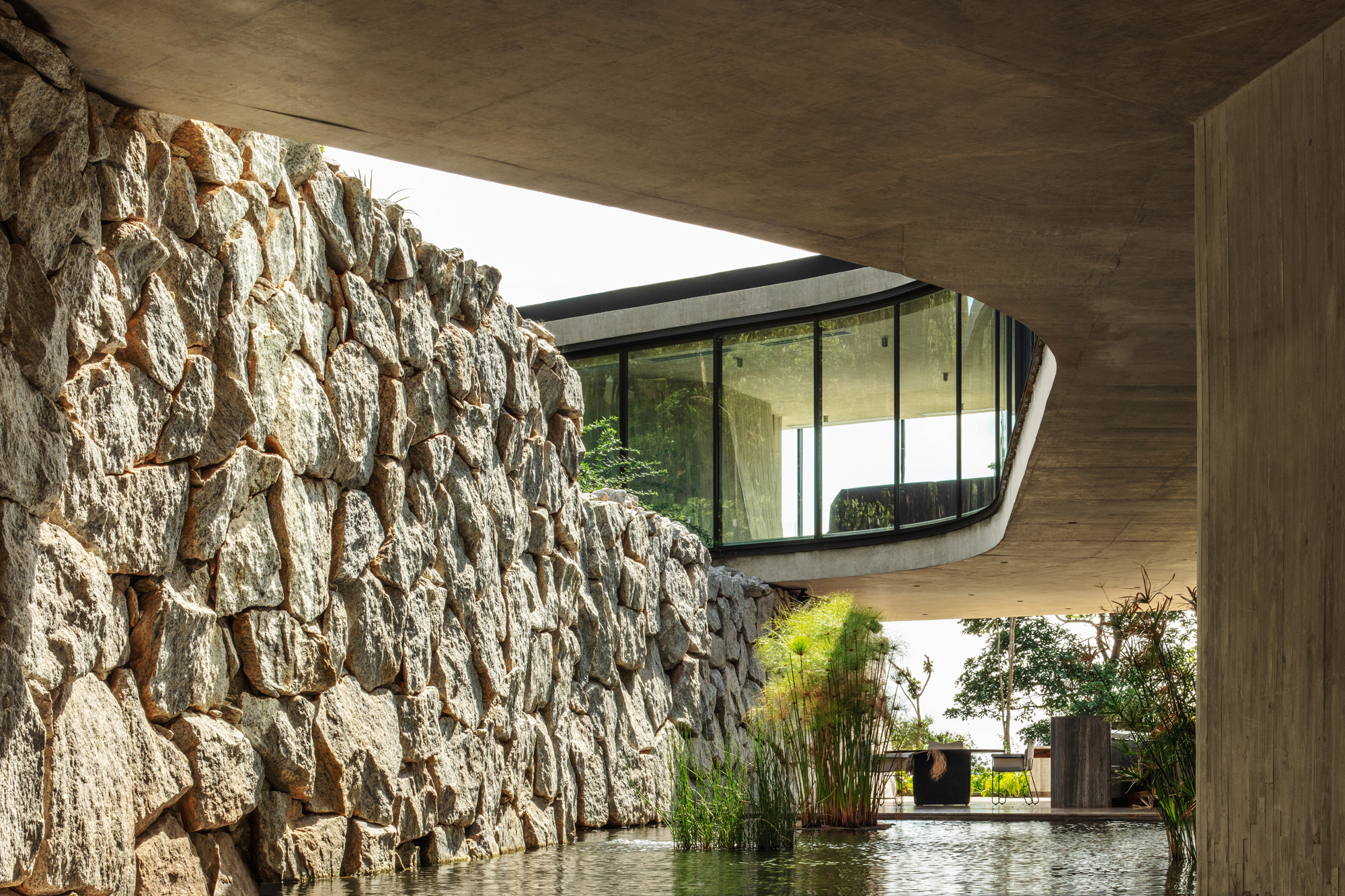 Xingu House, a concrete and stone brazilian home in Minas Gerais