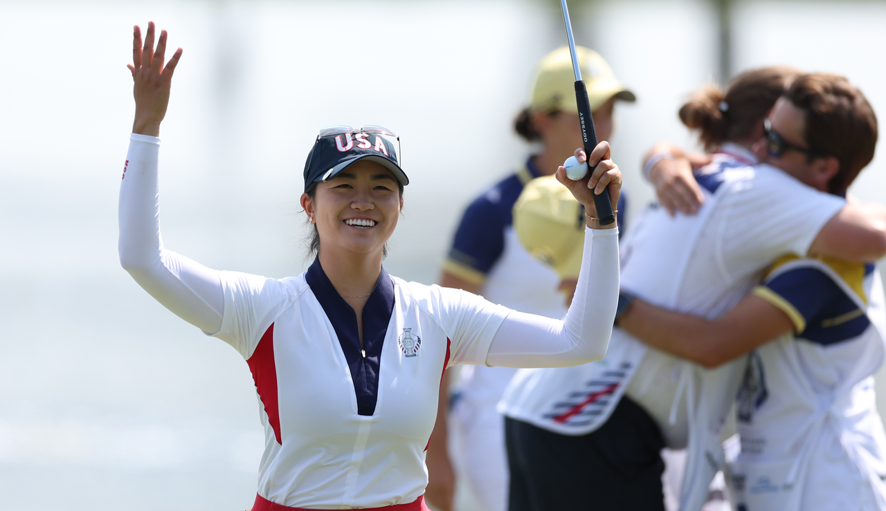 Rose Zhang celebrates with the crowd after victory on the 14th