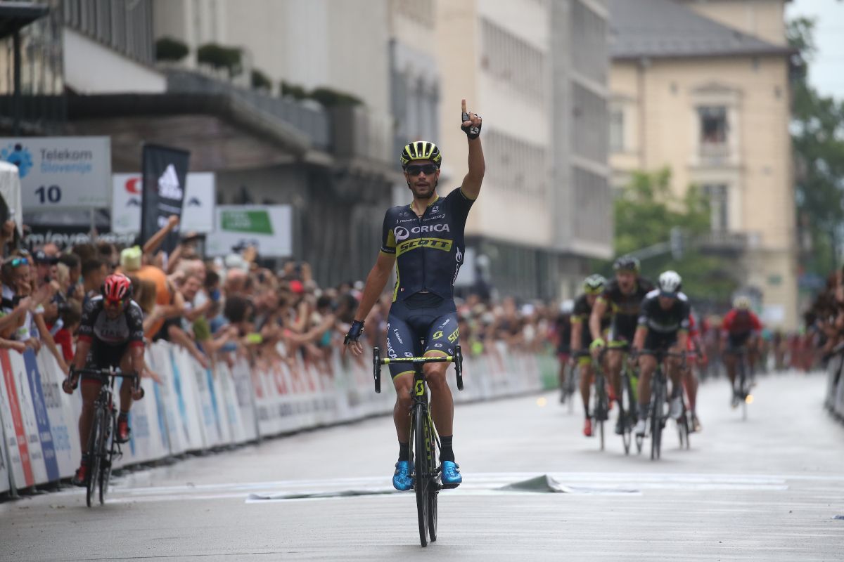 Luka Mezgec (Orica-Scott) points to the sky