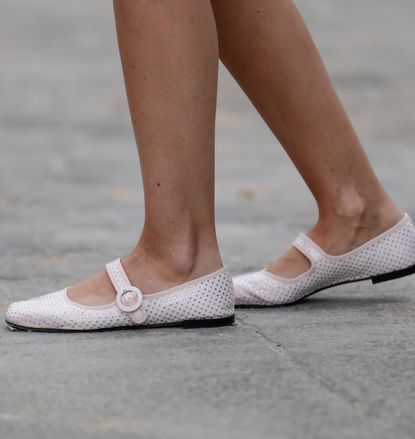 woman wearing ballet flats 