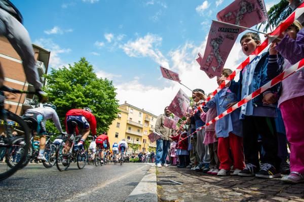 Italian school children line the road on stage 11