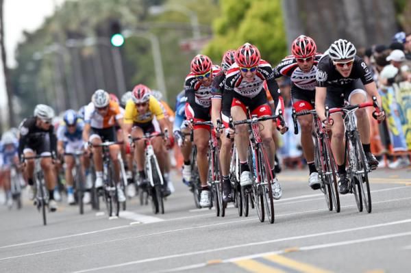 The Jamis team comes to the front on the last lap to set up the sprint.