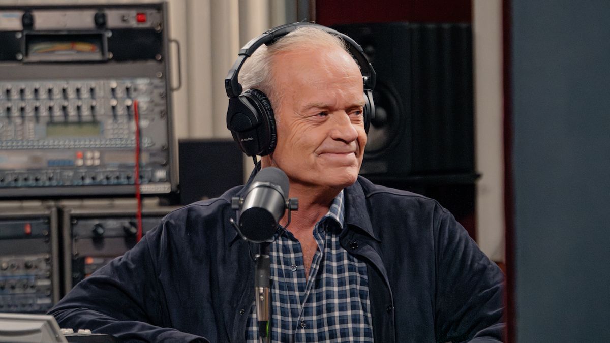 Kelsey Grammer&#039;s Frasier Crane hosting a reprise of his call-in radio show on the Frasier revival series