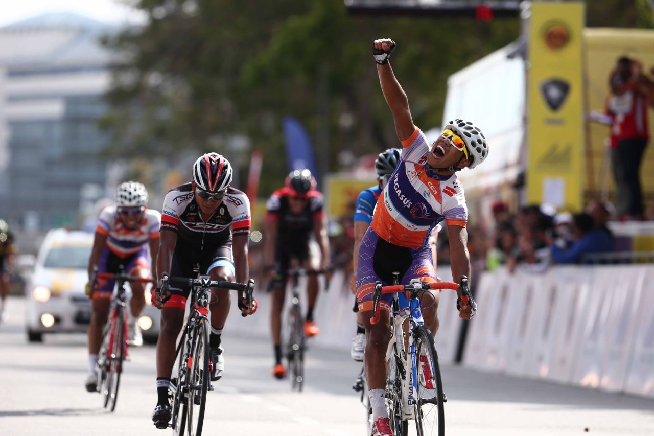 Jamalidin Novardianto celebrates winning the sprint for second