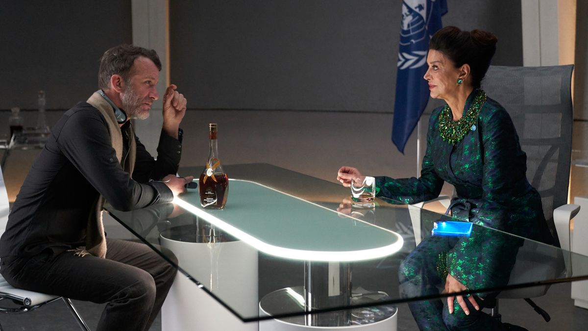 Director Thomas Jane and Shohreh Aghdashloo (Chrisjen Avasarala) have a drink on set of Season 5 of "The Expanse."