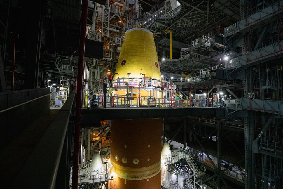 NASA continues stacking its giant Artemis 2 SLS moon rocket (photos ...