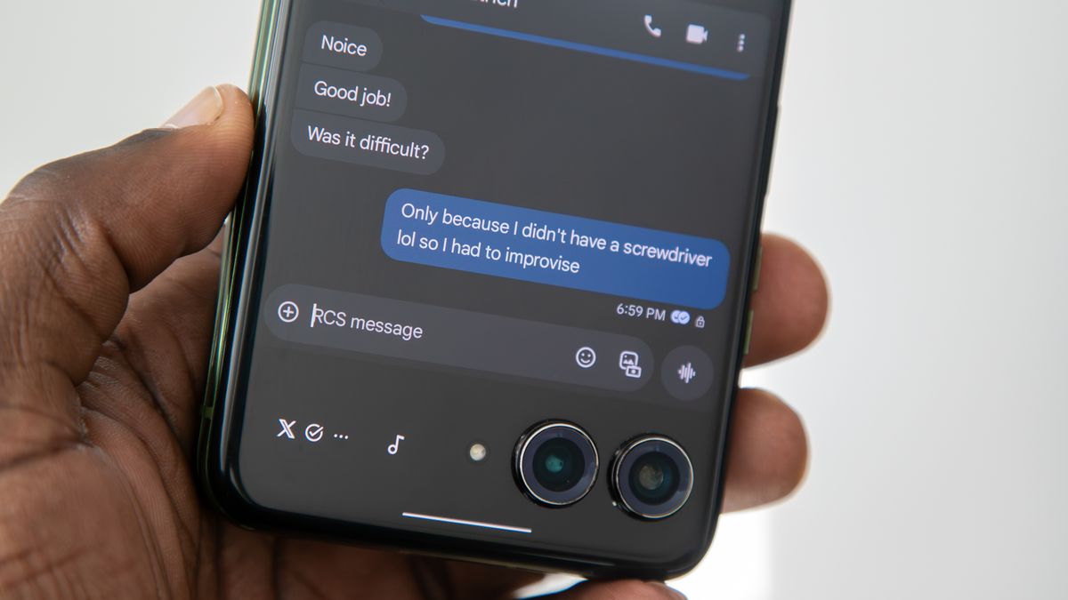 Google Messages on the Motorola Razr Plus 2024 cover screen