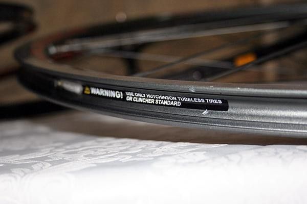 Campagnolo's top aluminium rims (Eurus and Shamal Ultra) will be compatible with Hutchinson tubeless for 2009 and also still work with regular clincher tyres.