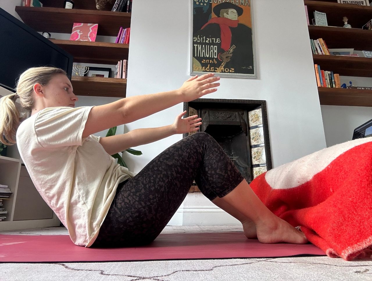 alice porter white woman blond hair white tshirt black leggings pilates in living room
