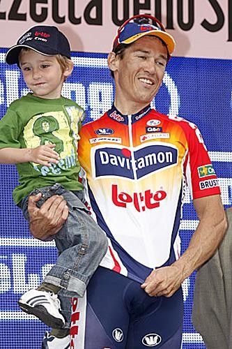 Robbie McEwen (Davitamon-Lotto) and son Ewan