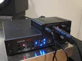 Benchmark DAC2 HGC in operation. The LCD tells us it's configured for 16-bit/192 kHz. The smaller O2+ODAC is on top.
