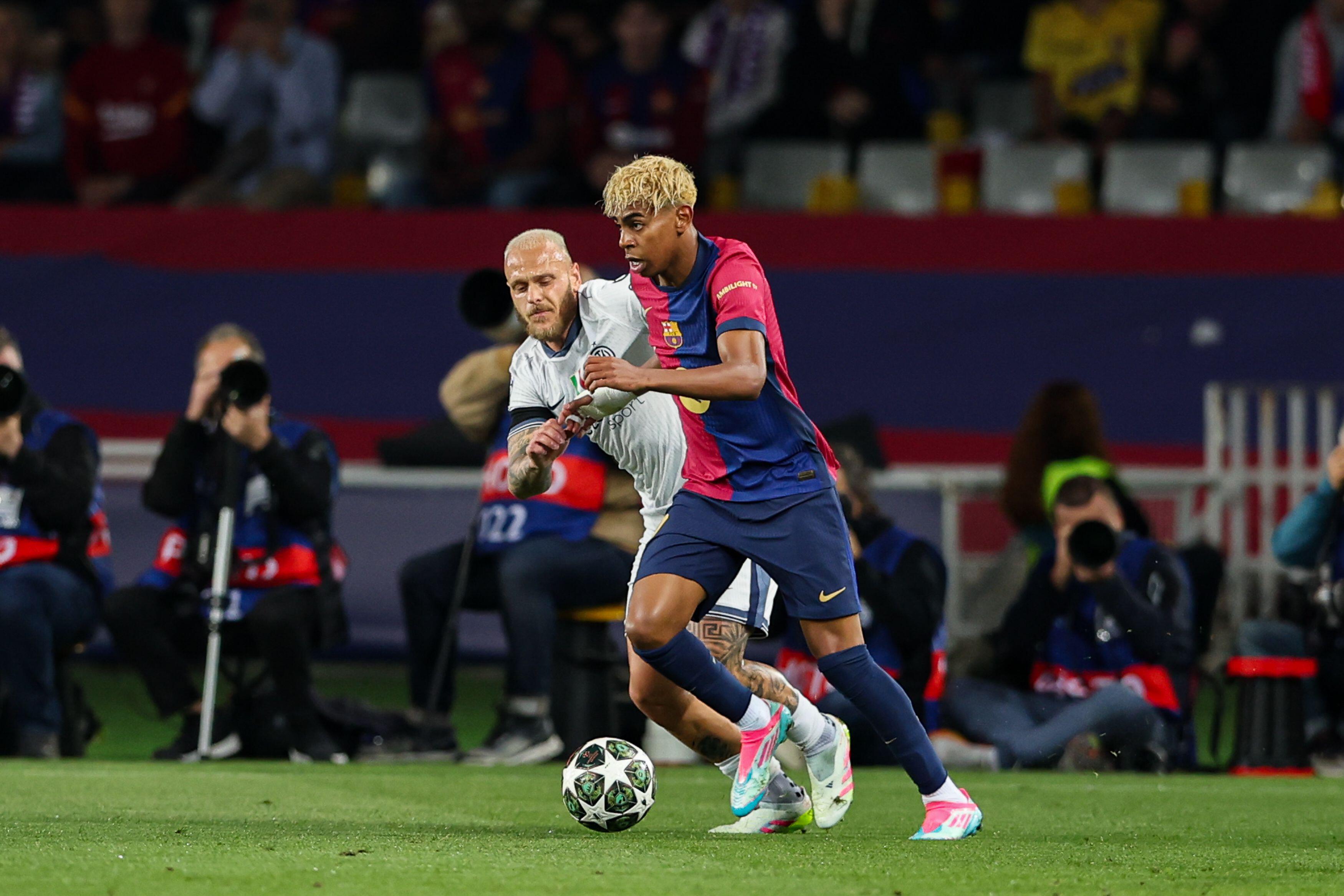 Inter's Federico Dimarco and Barcelona's Lamine Yamal in action during the 2024/25 Champions League quarter-finals.