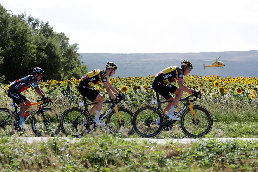 ESPINOSA DE LOS MONTEROS SPAIN AUGUST 16 LR Yukiya Arashiro of Japan and Team Bahrain Victorious Lennard Hofstede of Netherlands and Robert Gesink of Netherlands and Team Jumbo Visma compete during the 76th Tour of Spain 2021 Stage 3 a 2028km stage from Santo Domingo de Silos to Espinosa de los Monteros Picn Blanco 1485m lavuelta LaVuelta21 CapitalMundialdelCiclismo on August 16 2021 in Espinosa de los Monteros Spain Photo by Gonzalo Arroyo MorenoGetty Images