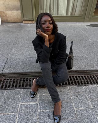 @aidabadji_ wears black skinny jeans, a black tweed jacket and ballet flats