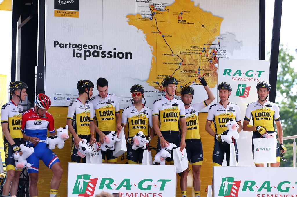 Each day the best team from the previous stage was presented on stage and given soft cow toys as a prize
