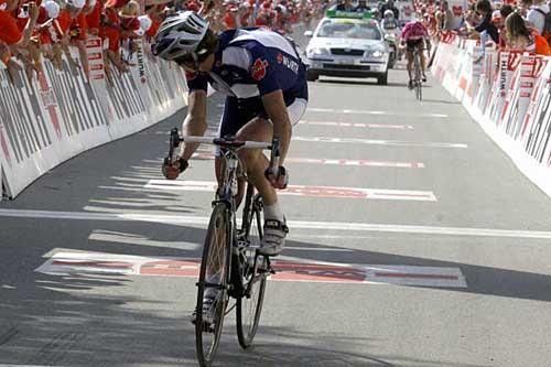 Jorg Jaksche (W&uuml;rth) finishes second, 36 seconds down, with Jan Ullrich (T-Mobile Team) in the distance.