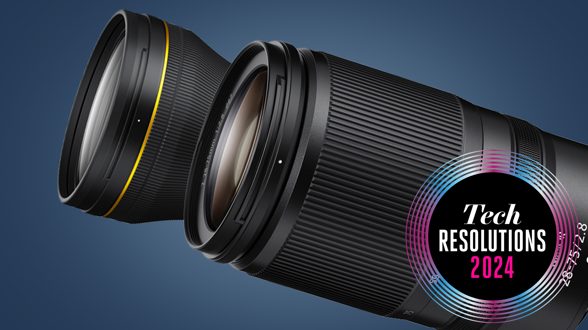 دو لنز دوربین شامل Nikon Z 28-75mm f/2.8 در پس‌زمینه آبی