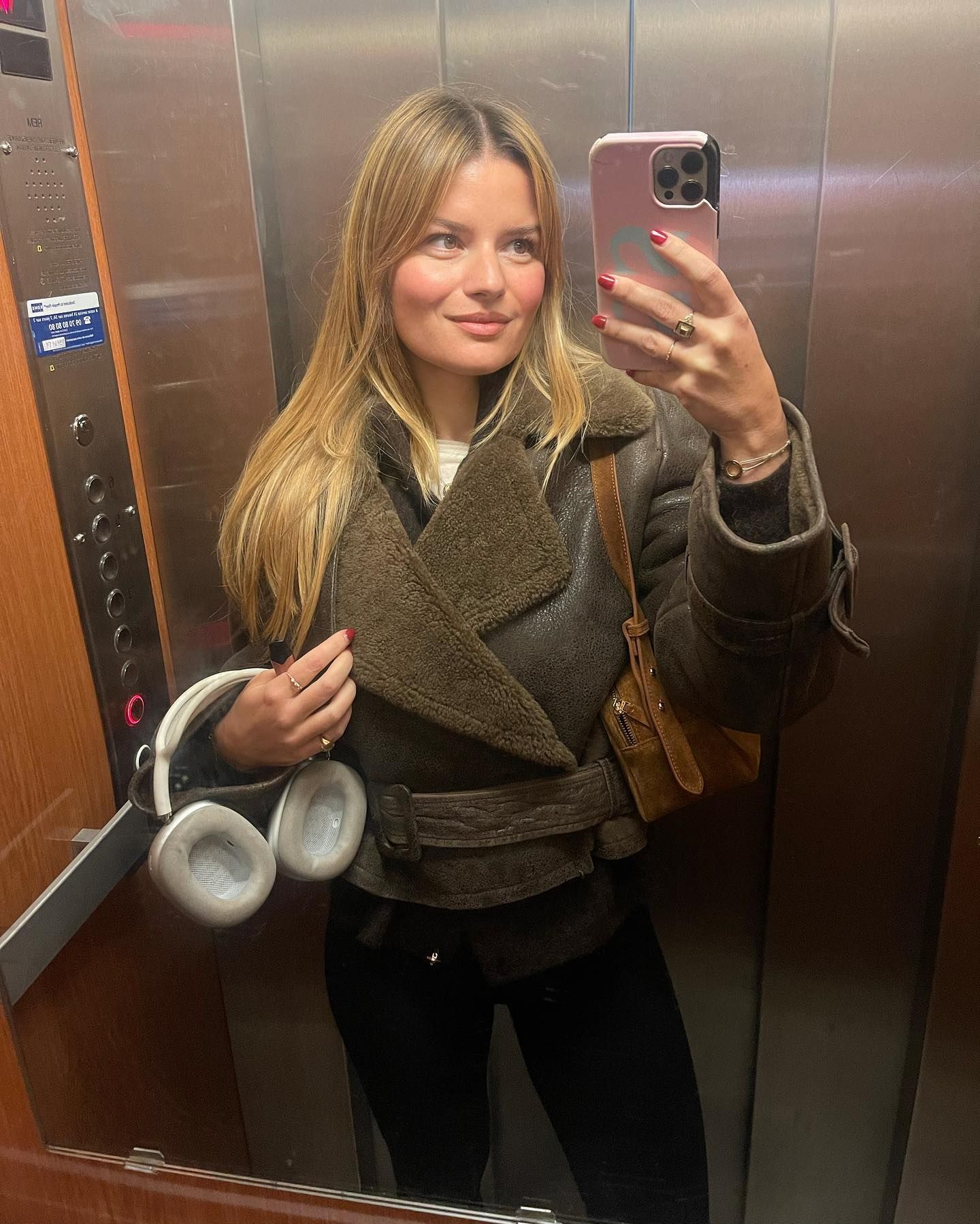 Fashion influencer @sabinasocol wears a chic outfit with basic black leggings.
