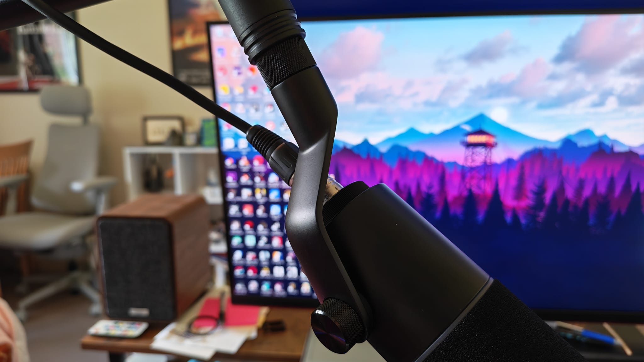 The mounting arm design of the Razer Seiren V3 Pro