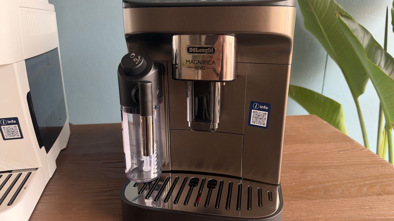 De'Longhi Magnifica Evo coffee dispenser