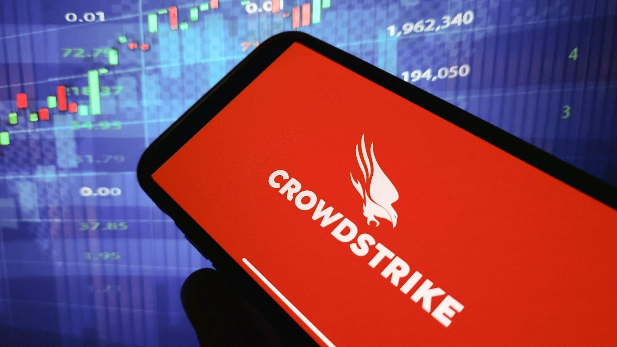 Logotipo Crowdstrike em vermelho em um smartphone na frente de um fundo azul