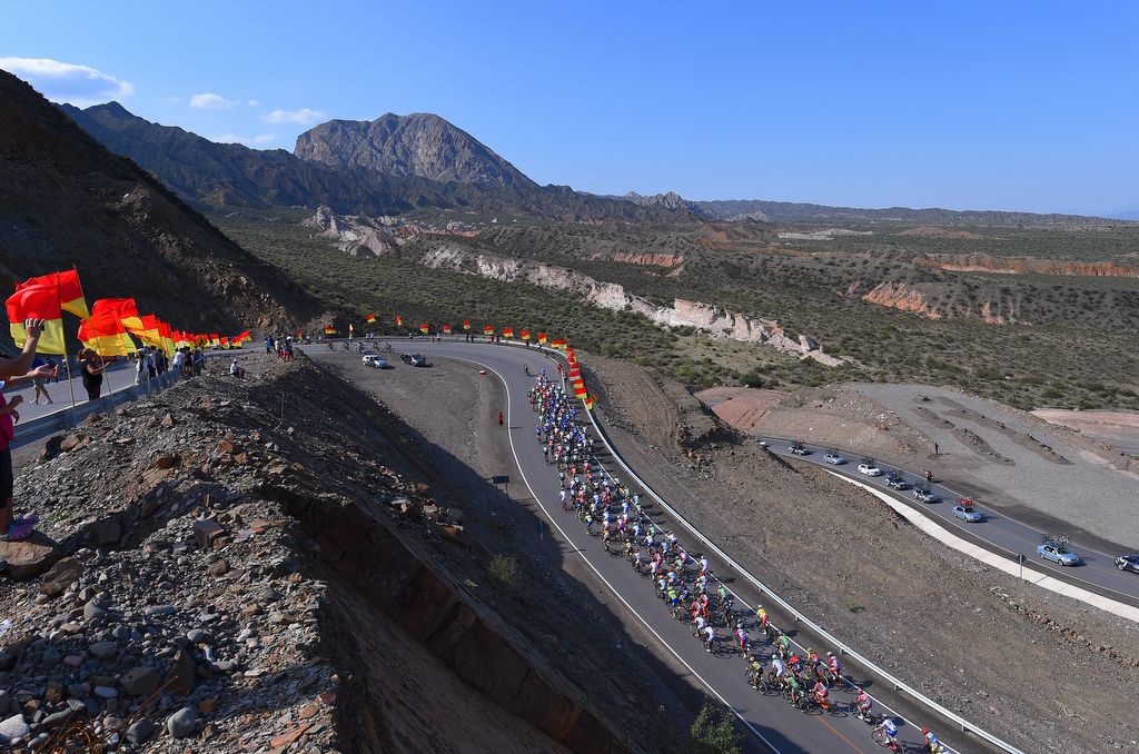 The peloton lined out on the road