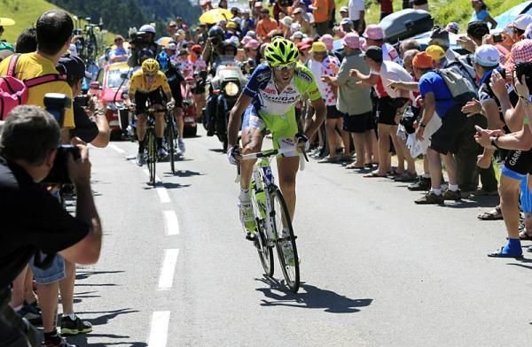 Vincenzo Nibali (Liquigas-Cannondale) attacks the yellow jersey group on the Peyresourde.