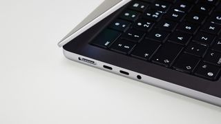 MacBook Pro 14-tommer på et bord på et kontor med fokus på portene