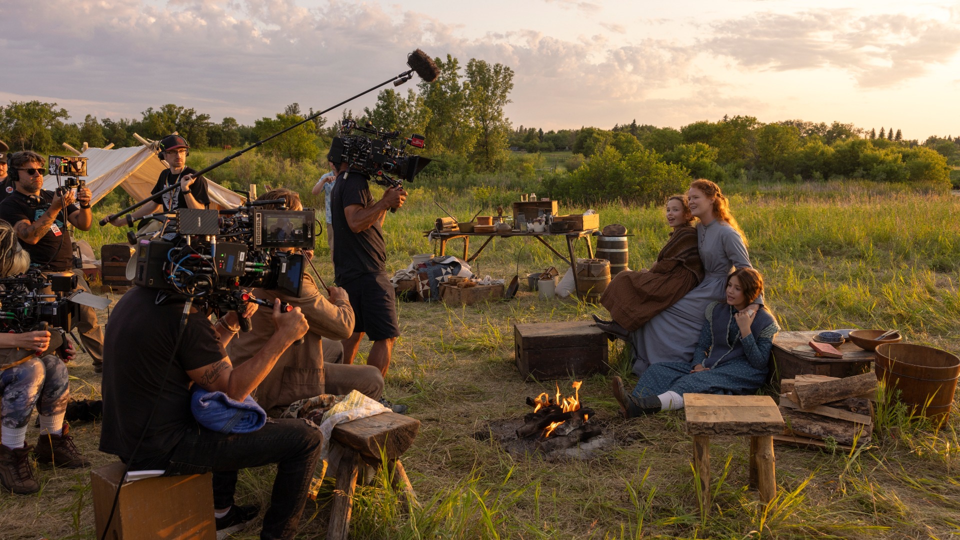 Alice Halsey as Laura Ingalls, Crosby Fitzgerald as Caroline Ingalls, Skywalker Hughes as Mary Ingalls in episode 101 of Little House on the Prairie