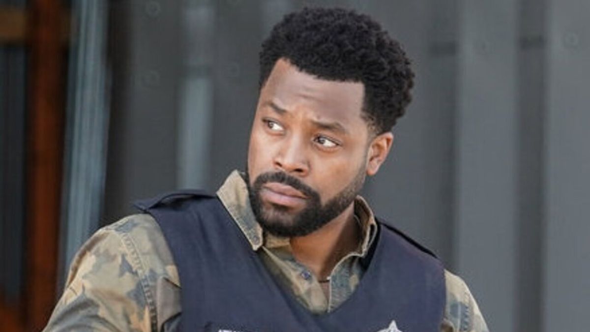 Chicago P.D.'s LaRoyce Hawkins Talks Atwater's 'Escape' Option In ...