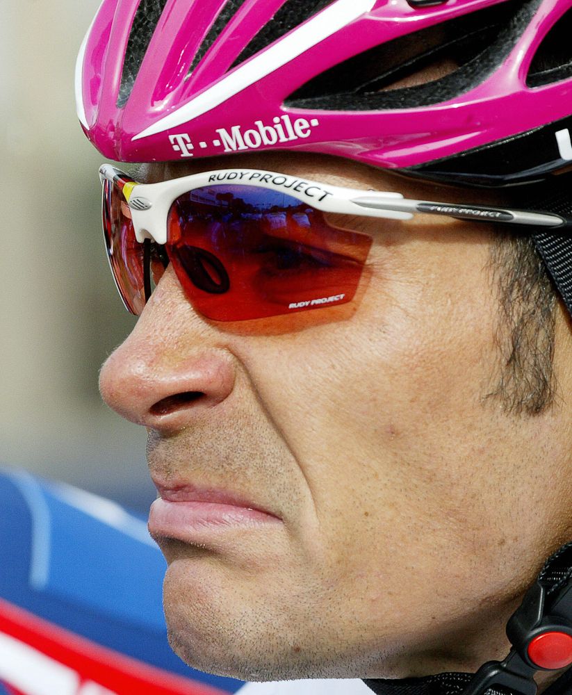 Erik Zabel's expression shows the effort of the 95th edition of Milan-San Remo in 2004.
