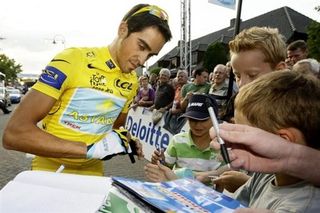Alberto Contador signs autographs in Stiphout.