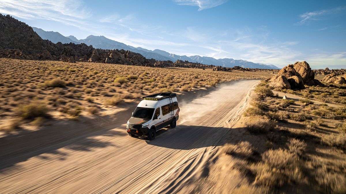 A picture of an RV using Starlink&#039;s new Flat High Performance dish