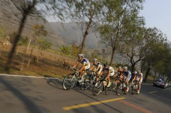The early, seven-man break featured Vacansoleil-DCM pair Johnny Hoogerland and Pim Ligthart, Matthieu Ladagnous (FDJ-BigMat), Christian Meier (Orica-GreenEdge), Mikel Nieve (Euskaltel-Euskadi), George Bennett (RadioShack-Nissan) and Andriy Grivko (Astana)