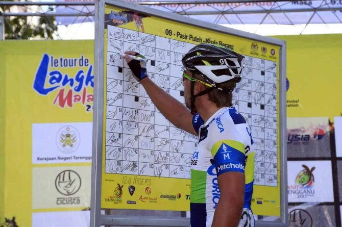 Allan Davis (Orica-GreenEdge) signs on.