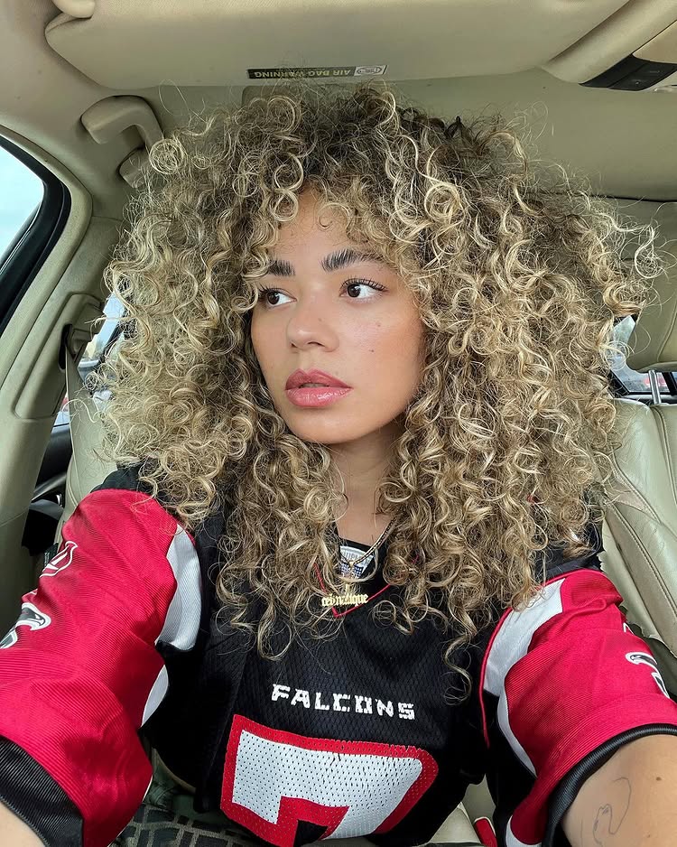 @celmatique showcases the California Blonde hair trend in the form of long natural curls
