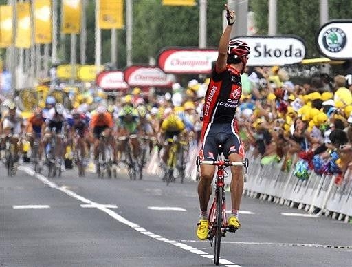 Luis Le&oacute;n S&aacute;nchez (Caisse d'Epargne) has one final look round but is well clear for the win.