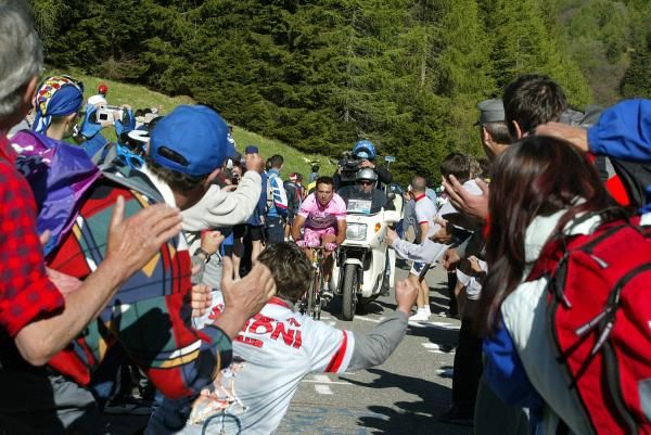 Gilberto Simoni climbs his way through the fans on Zoncolan in 2003.