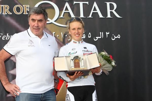 Legend and patron of the race, Eddy Merckx, presented the stage prize to Rasa Leleivyte (Safi-Pasta Zara).