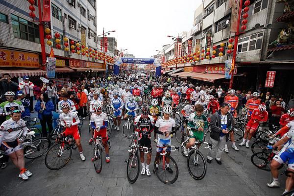 The peloton awaits the start of stage seven.
