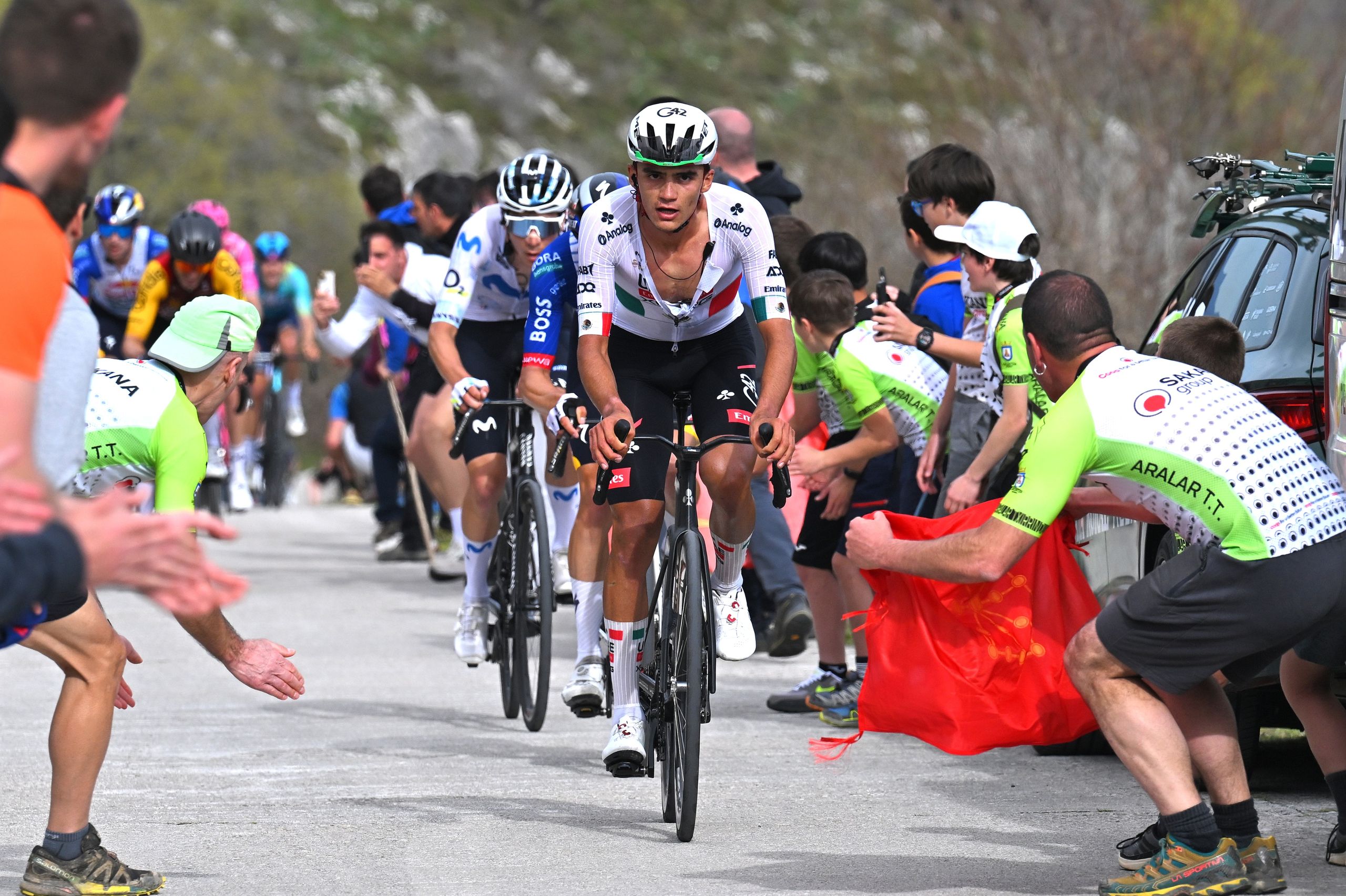 Isaac del Toro abandons Itzulia Basque Country after stage three crash