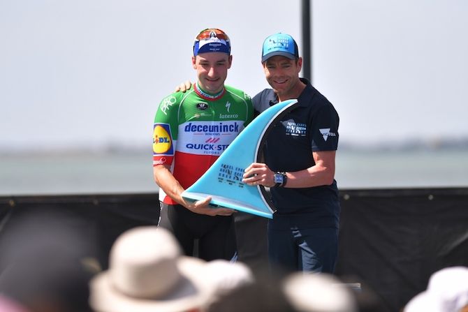 Winner Elia Viviani (Deceuninck-QuickStep) with Cadel Evans