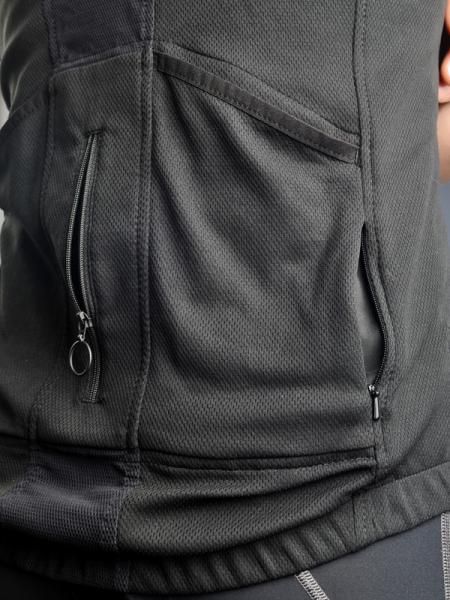 All of these pockets add up to a lot of layers of fabric at your lower back, though - not what you want for a summer-weight top