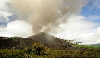 mount-yasur-101103-02