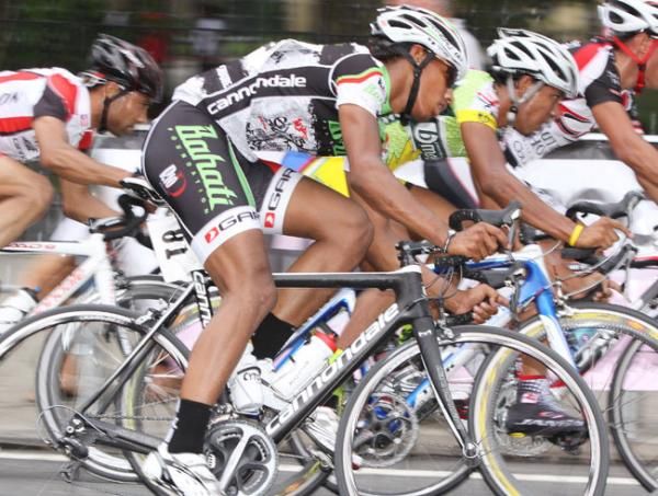 Lanell Rockmore (Ouch/Bahati FND Pro Cycling) takes the turn.