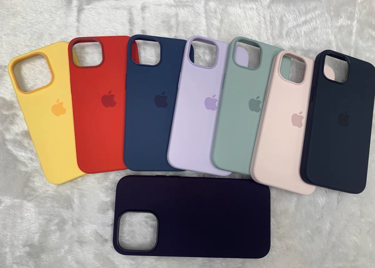 Uma foto de reproduções de capas de iPhone 14, mostrando oito combinações de cores diferentes.