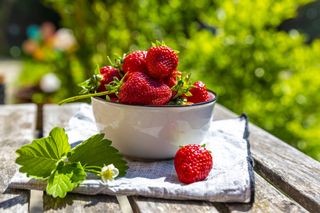 fresh strawberries in bowl