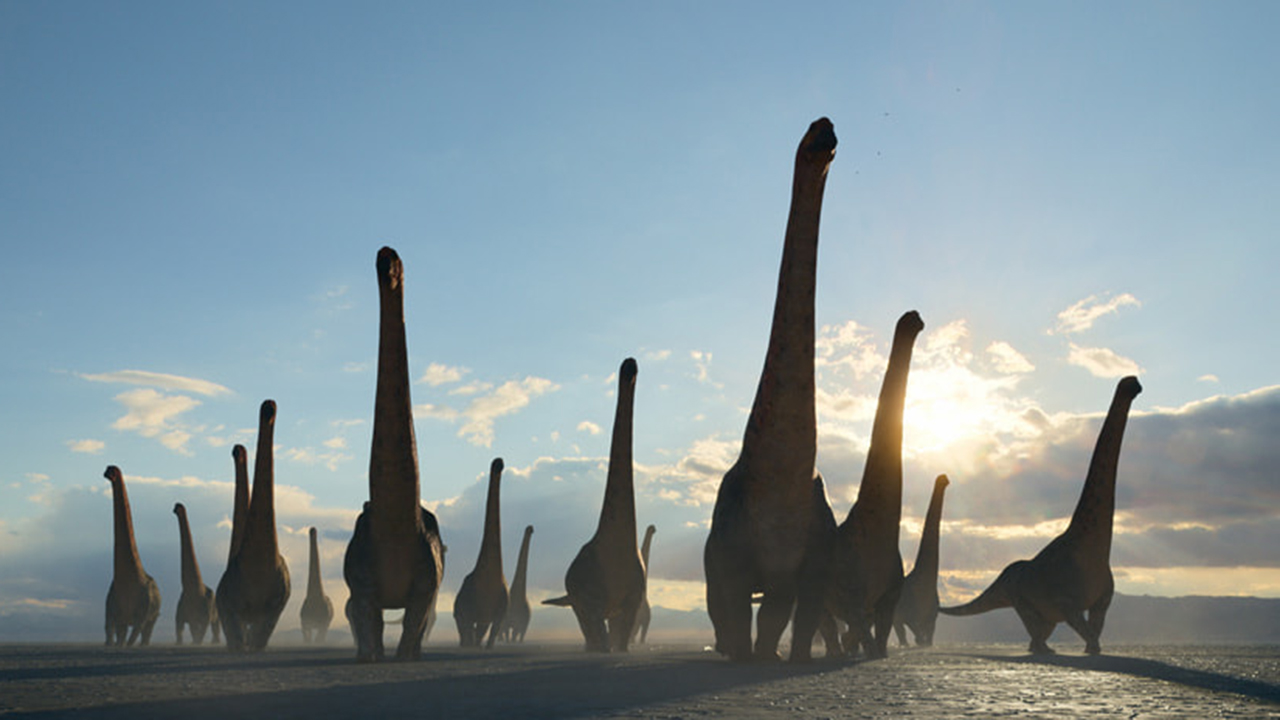Eine Herde von Titanosaurier-Dinosauriern wandert durch die Landschaft.