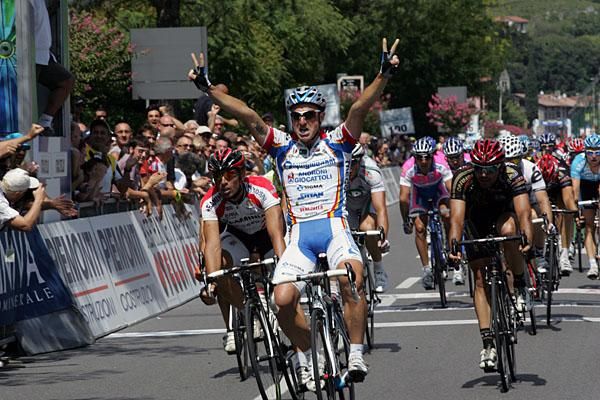 Mattia Gavazzi (Serramenti Pvc Diquigiovanni-Androni Giocattoli) wins the final stage of the Brixia Tour.